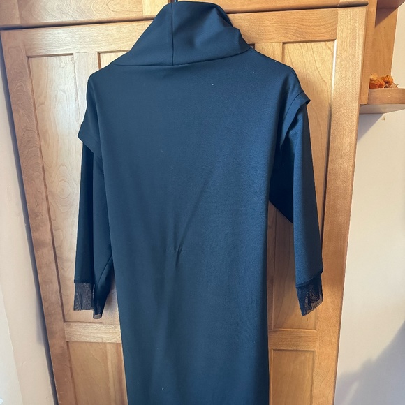 ArtPoint Black Dress, Medium with red clips and detachable sleeves - Picture 5 of 5